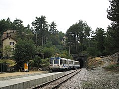 Un autorail X 97050 quitte la gare pour entrer dans le tunnel de Vizzavona