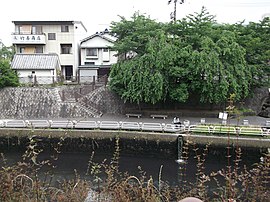 手前に見える黒川と中央部の北清水親水広場が現在の町域の全部であり、奥に見える道は清水五丁目に属する。