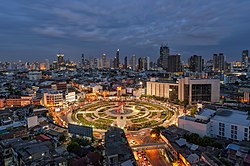 Wongwian Yai area at night