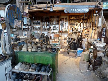 Musée vivant des vieux métiers d'Argol : atelier de sabotier.