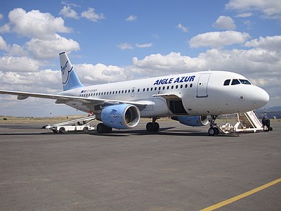 Avion de la compagnie Aigle Azur, sur le Tarmac à l'aéroport de Chlef