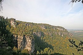 Beim Blick auf die Affensteine wird der mehrstufige Aufbau deutlich erkennbar: Über einem mit Hangschutt bedeckten Wandfuß erhebt sich die Sandsteinwand der Stufe d, im oberen Drittel markiert eine teils bewaldete Terrasse die Zwischenstufe δ2 mit dem Promenadenweg, darüber erhebt sich die Sandsteinwand der Stufe e.