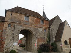 Porche entre le château et l'église.