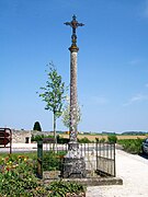 Le calvaire au carrefour à l'entrée du village depuis la D 330, en face du cimetière et non loin du menhir.