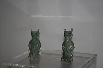 Figurillas de bronce con chaquetas sencillas y pantalones ajustados, Sanxingdui