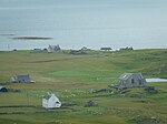 Pfarrhaus der Berneray Parliamentary Church (halblinks im Vordergrund)