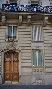 Mascaron et consoles de l'immeuble du 40, avenue Ledru-Rollin à Paris.