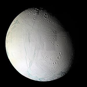 הירח אנקלדוס כפי שצולם על ידי החללית קאסיני ב-2005.