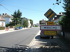 Entrée de Moulins par la route départementale 945