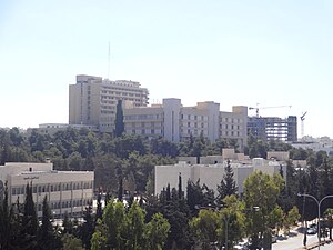 Hôpital et centre médical.