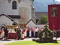 La conclusione della processione del Kirschta con l'Erntekranz davanti alla chiesa