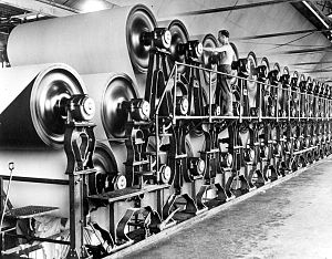 מכונה גדולה לייצור נייר בסגנון פוֹרְדְרִינִיר בפלורידה, בערך ב-1950.