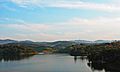 Represa e área rural vistas da rodovia Dom Pedro I que corta a cidade