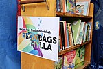 Regnbågshylla på Eskilstuna stadsbibliotek