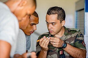 Des volontaires écoutant un instructeur