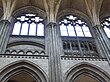 Photo du triforium nord montrant le changement de décor entre la septième et la huitième travée.