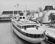 L'USS Williamsburg, à quai à la base navale de Key West en Floride en 1951, durant les vacances du Président Truman.