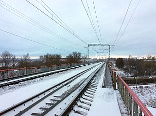 Дорожное полотно моста. На заднем плане — стадион «Открытие Арена»