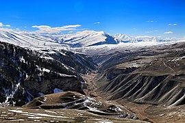 Les montagnes du Caucase près du Q̇özana Jam.