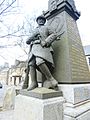 Détail de la statue du monument aux morts : l'aigle allemand qui se trouvait au pied du soldat français a été détruit par les Allemands pendant la Seconde Guerre mondiale.