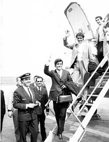 Dúo Dinámico waving at Barajas Airport in 1968 –de la Calva (left) and Arcusa (right)–.