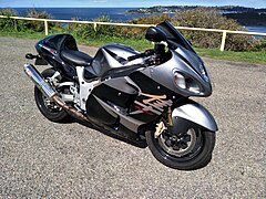 Suzuki Hayabusa on urheilullinen matkapyörä[7].