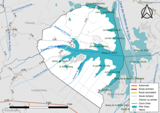 Carte en couleur présentant le réseau hydrographique de la commune