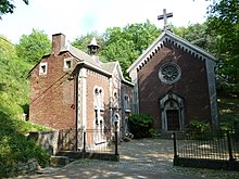 Photographie d'une chapelle en brique.