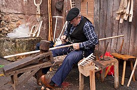 Artesano de la madera en Cantabria, España.