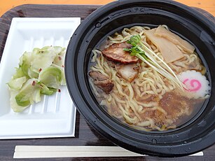 町中華フェスに出店した大幸苑のキッチンカーで提供された浅漬けザーサイ（左）と中華そば（右）