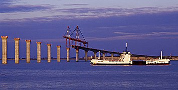 Passage du bac Maréchal de Thoiras pendant la construction du pont de l'Île de Ré (11/1987)