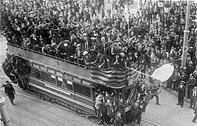 Celebraciones en Barcelona tras la proclamación de la República el 14 de abril de 1931.