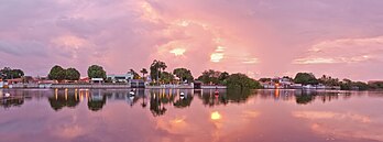 Vista panorâmica de Puerto Encantado ao amanhecer, em Higuerote, Venezuela. Higuerote é a capital do município de Brión, localizada na região costeira de Barlovento, no estado de Miranda, a aproximadamente uma hora e meia de Caracas. Sua temperatura média anual é de cerca de 27 graus Celsius. (definição 5 997 × 2 229)