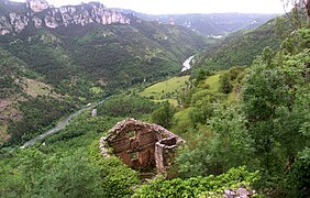 Les gorges du Tarn vues depuis Églazines (commune de Mostuéjouls). À gauche de la rivière, la commune du Rozier.