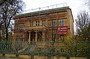 Wohnhaus mit Gedenktafel für Ludwig Adolf Wiese, Vorgarten, Hof, Pflasterung, Einfriedung und Resten der ehemaligen Friedhofsmauer