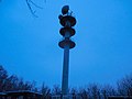 Fernmeldeturm auf dem Gipfel zur winterlichen Dämmerung