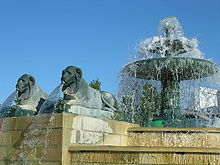 Der Brunnen neben der grande halle de La Villette, im Jahr 2006