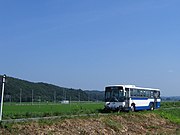 磐城金山 - 関辺間のバス専用道を通るJRバス。写真奥に見える道路は、専用道と平行する国道289号。