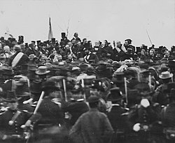 אחד משני התצלומים הידועים היחידים של אברהם לינקולן (יושב במרכז) בהקדשה של בית הקברות הלאומי לחיילים בגטיסברג. צולם בערך בצהריים, קצת אחרי שלינקולן הגיע וכשלוש שעות לפני נאומו.