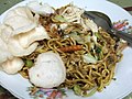 Mie goreng tek-tek vendu dans la rue.