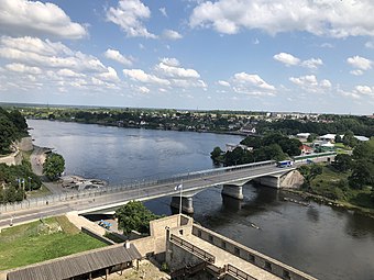 Вид на Нарвский мост Дружбы с башни Нарвского замка