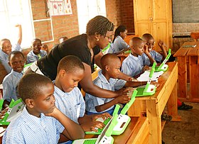 Enseignement en classe OLPC ("Un ordinateur portable par enfant") à l'école primaire St. Jacob School, Kigali, 2012