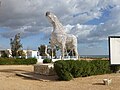 Sculpture d'un cheval exposée sur la corniche.