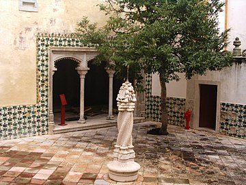 Cortile centrale del Palazzo Nacional de Sintra (Portogallo), con piastrelle ed archi mudéjar