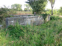 Pont qui enjambait le chenal d'arrivée des eaux du moulin du canal de Miribel ; ce dernier fut détruit par un incendie en 1893.
