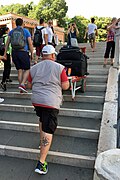 Porteur transportant des bagages sur un pont à Venise, 2017.