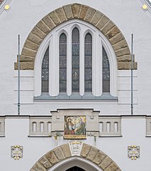 Detail of the facade: gothic and secessionist elements coexist.