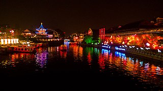 Another night view of Qinhuai River and Fuzimiao, where both Kuiguang Pavilion and Great Spirit Screen (on the opposite riverside of each other) can be seen