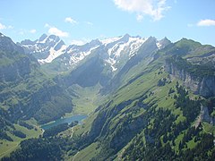 Der Seealpsee mit den umgebenden Bergen