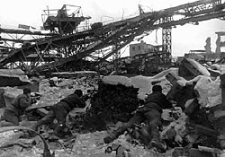 חיילים סובייטיים בלחימה באזור התעשייה ההרוס של סטלינגרד